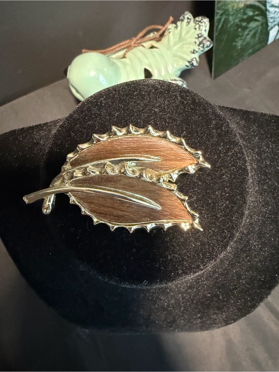 Sarah Coventry Jewelry - Sarah Coventry Vintage “Wooded Beauty”, Stamped. Gold-Tone Brown Leaf Brooch.